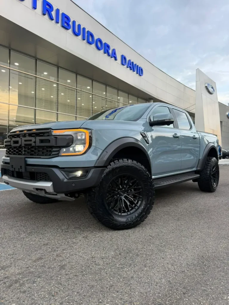 Camioneta Ford Ranger Raptor gris estacionada frente al concesionario Distribuidora David.